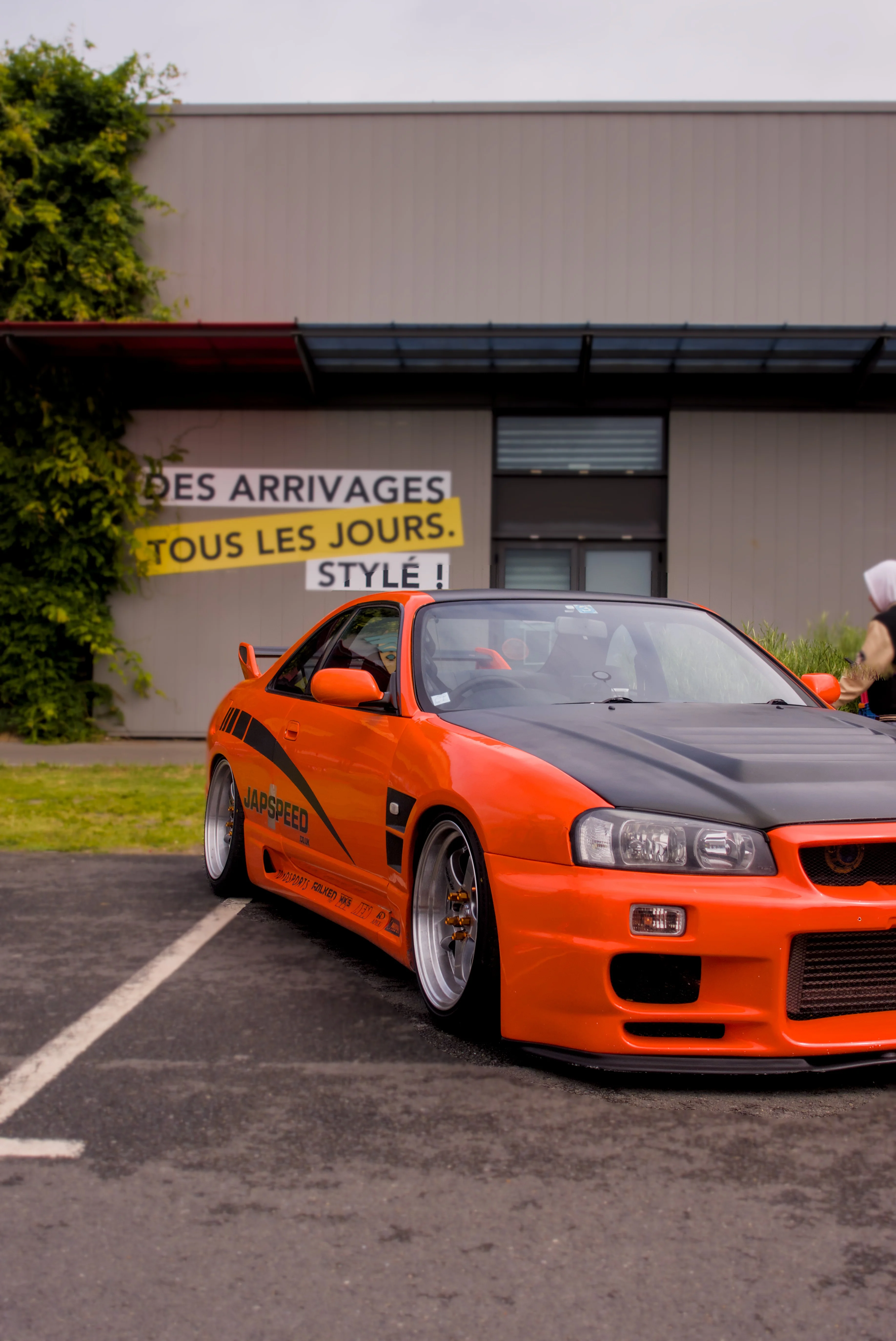 Montage automobile — Nissan Skyline R32 orange.
